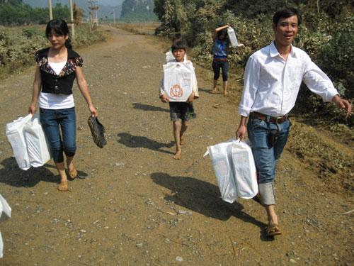 Lội bùn đi trao hàng